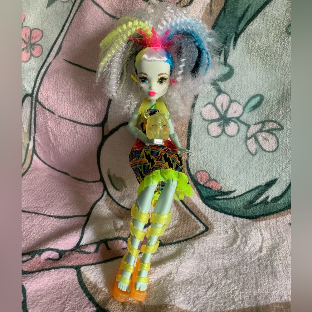 Monster High Frankie Stein doll with pet and working lights / sound